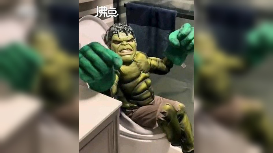 萌化了!3岁萌娃cos奶凶版绿巨人 上厕所都不肯脱