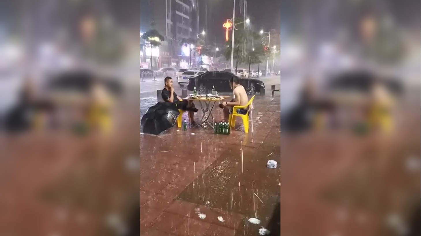 这两个人经历了什么,下这么大的雨,还坚持雨中喝酒