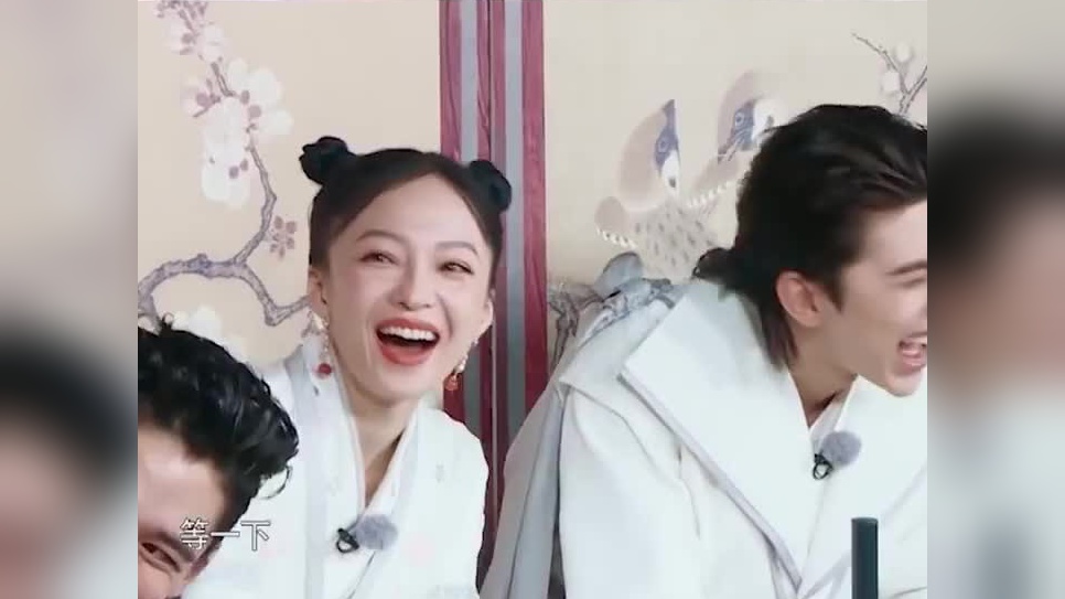 郑恺给唐艺昕化妆,全程没有镜子,李晨看了都不想说话