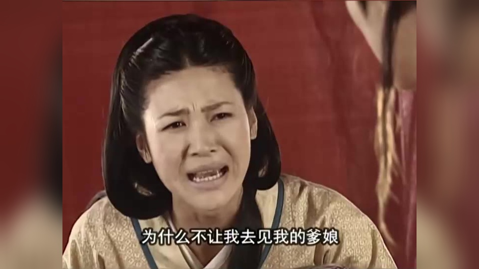 小男孩边哭边吃方便面,一脸幽怨的眼神看着机长,他的举动暖了