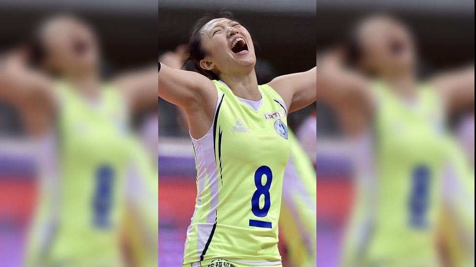 丁霞可爱一幕被球打脸打出表情包球迷狂笑对不起没忍住