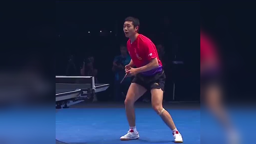 来欣赏一下许昕擦球拍!