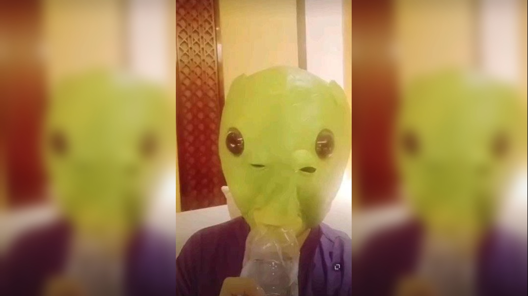 杨紫戴着鱼头套喝水,水瓶出来那一声"啵"简直绝了!