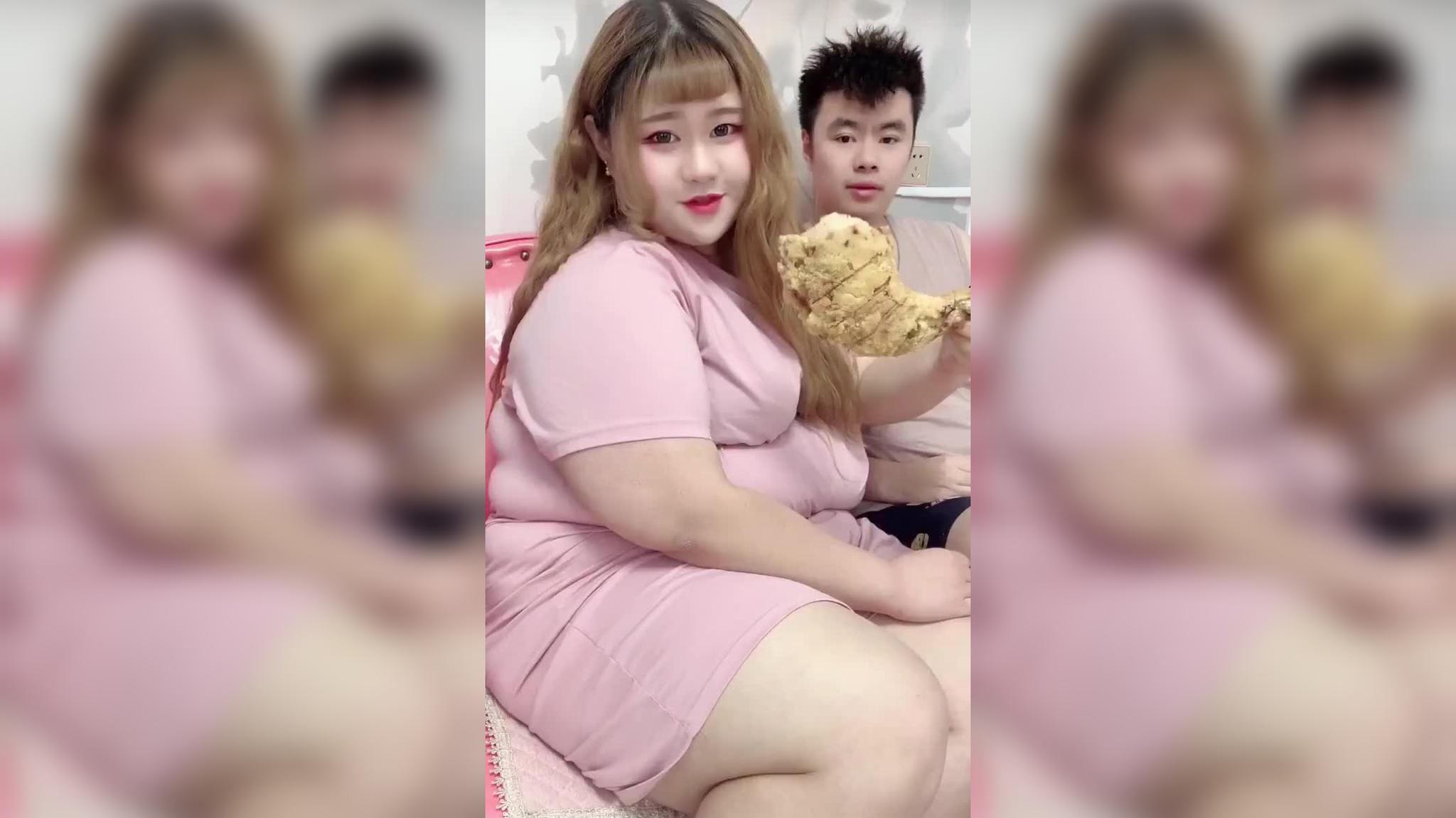 加鸡腿美女闯关我只想给摄像师疯狂加鸡腿男生女生向前冲