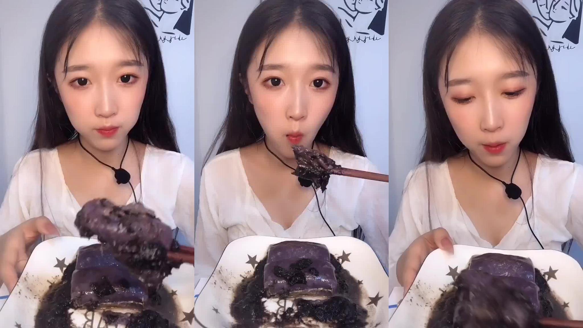 小姨帮丹丹做好车门,丹丹想说两句感激的话,小姨让丹丹赶紧走