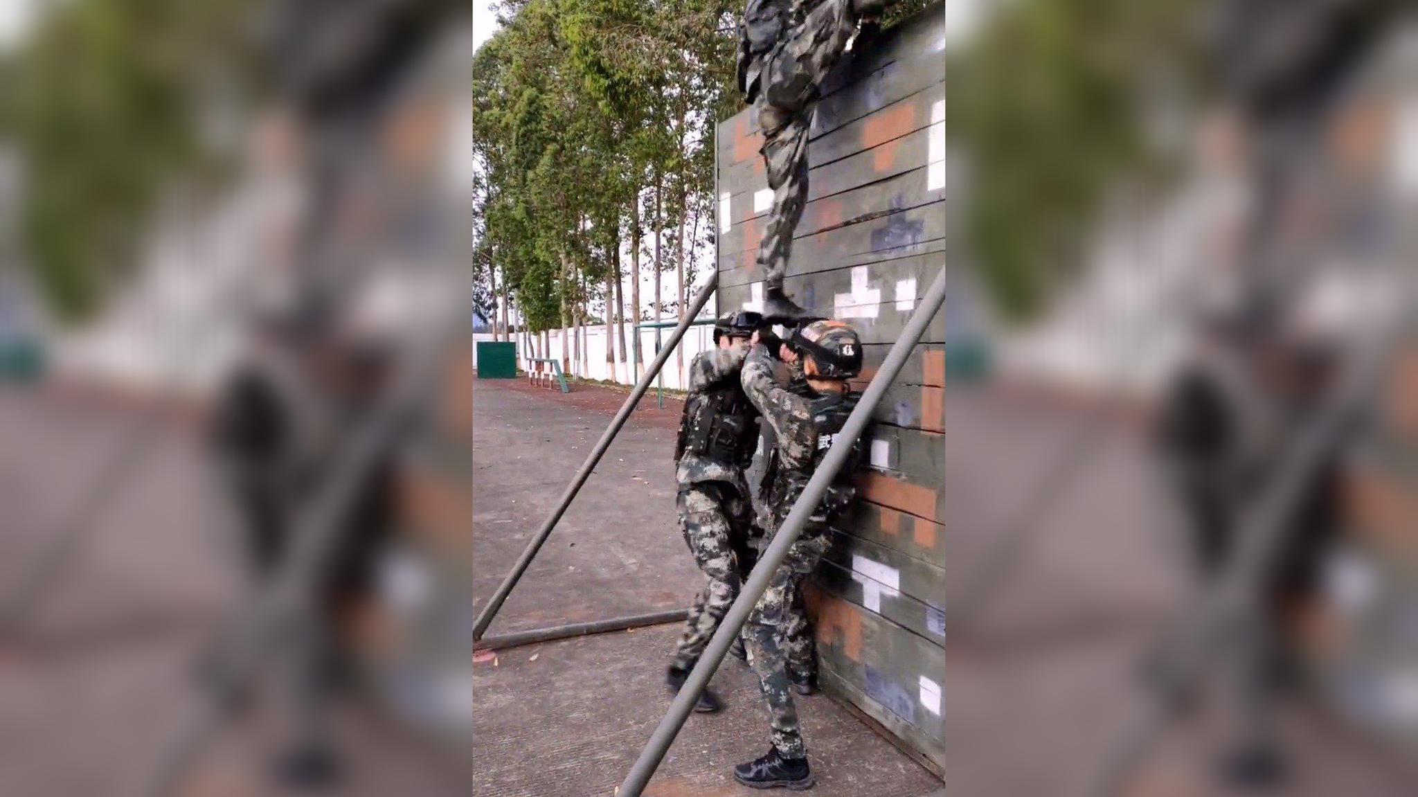 武警战士进行协同攀登训练,第二个上板的都这么厉害吗?