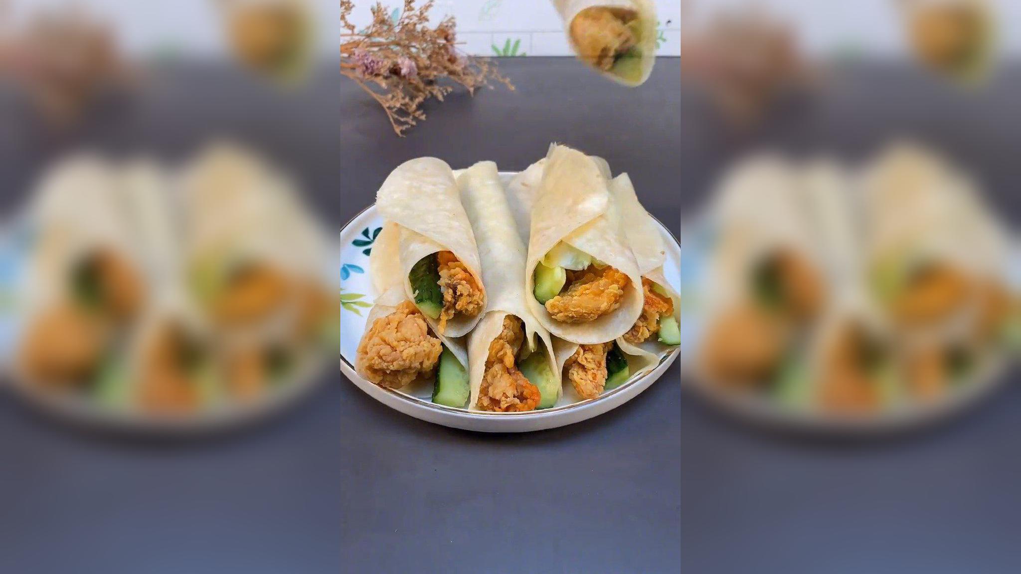 老北京美食,公府八珍鸭配绿茵陈酒最后上发面饼擦嘴