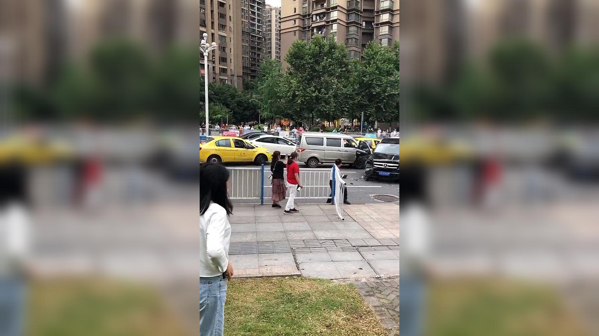 当幸福来敲门:男子出车祸,丢了一只鞋,着急上班却被同事嘲笑