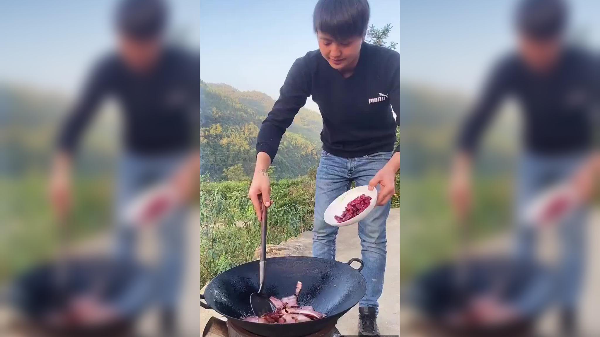 农村四哥:王四同学到家里做客,老爸整一大盆腊肉腊排骨,热情招