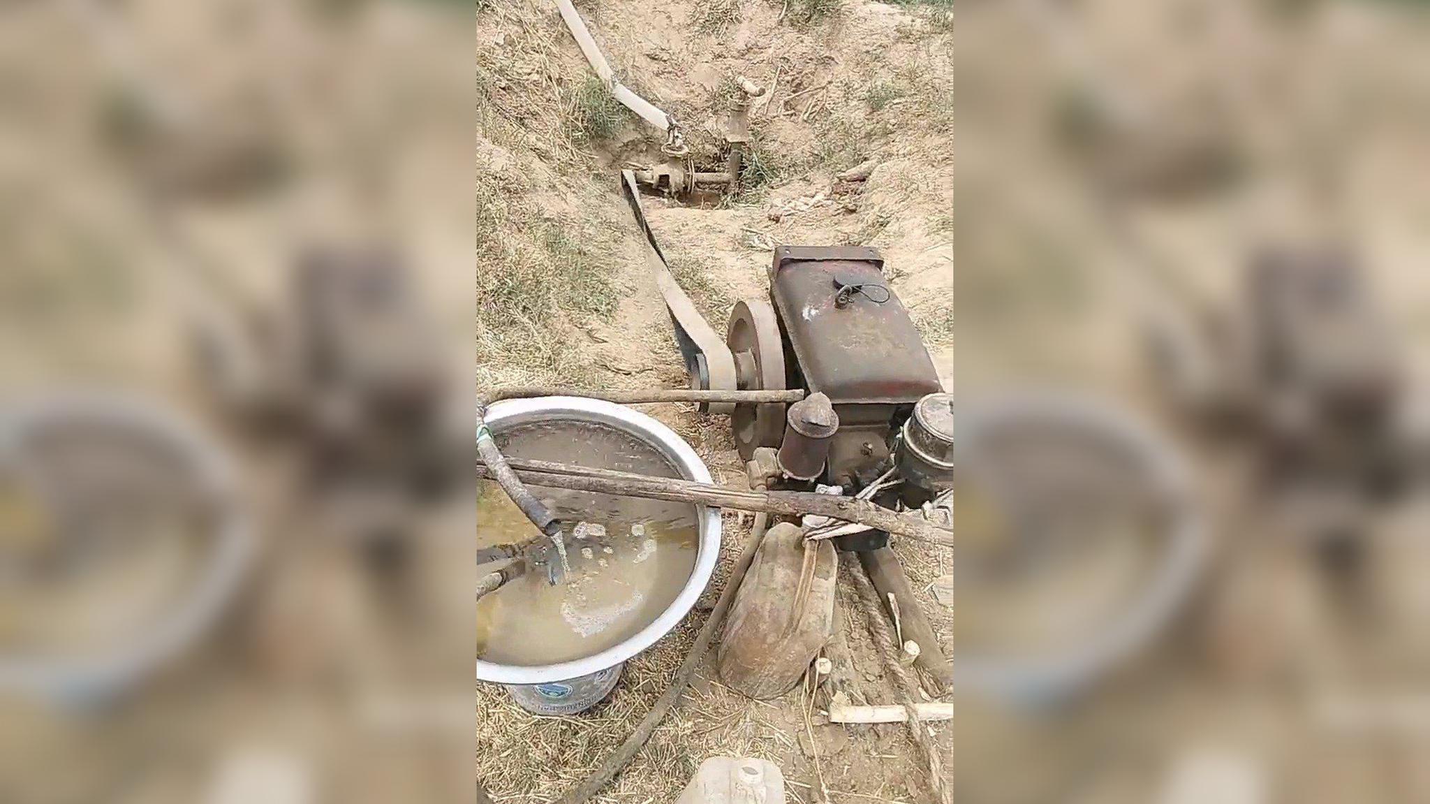 小哥发明"手摇式"抽水机,每小时3吨水不成问题,150元一台