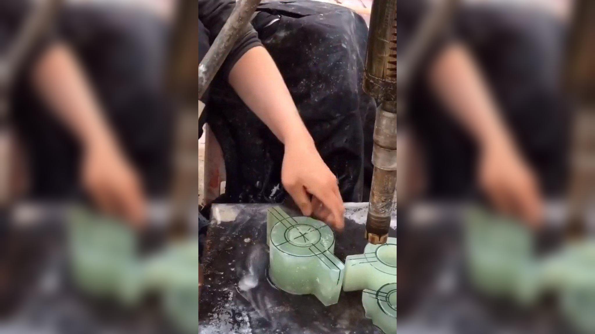中国美术馆展出纯玉石制作满汉全席共有108道菜总价值380万
