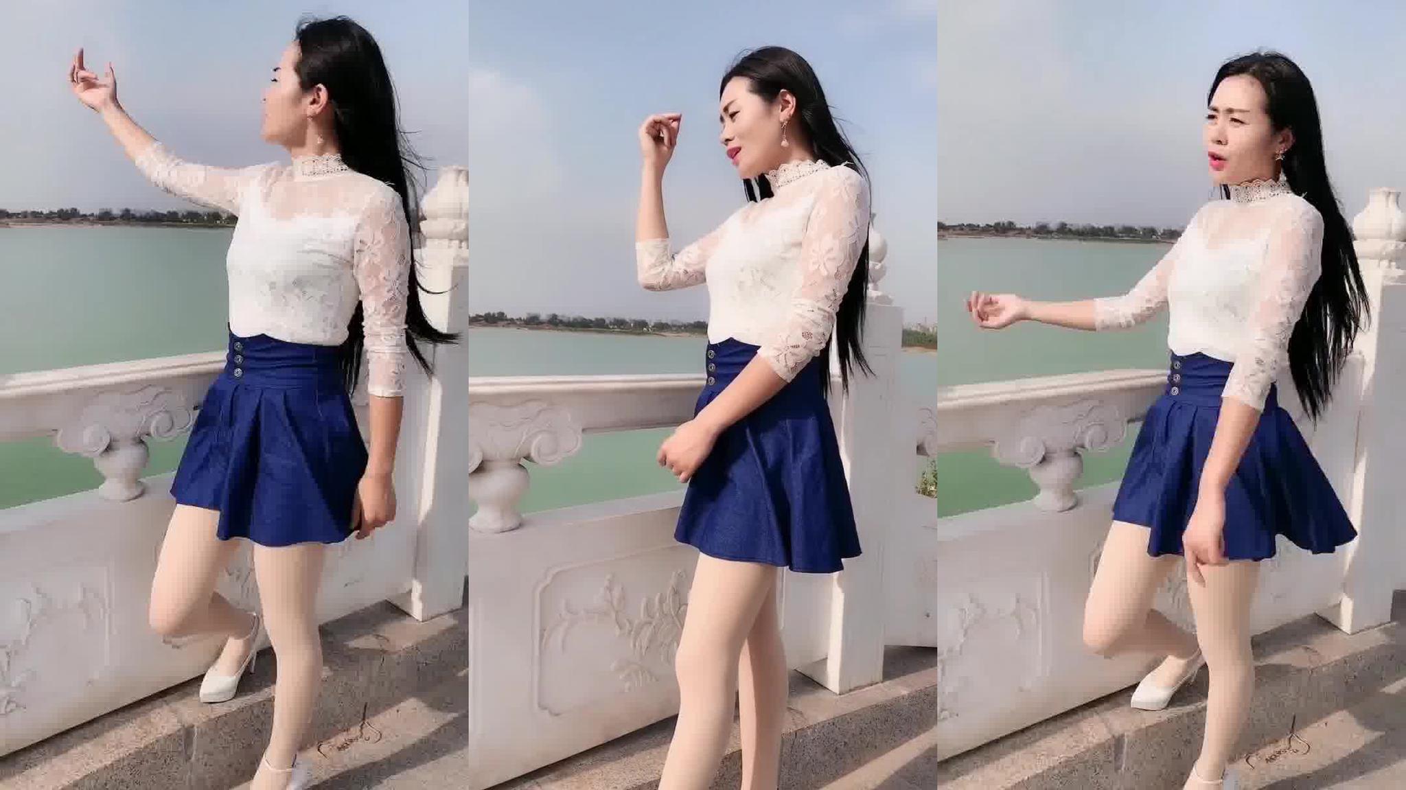 女歌手彭梓嘉街头演唱《广东十年爱情故事》歌声好听,多人围观