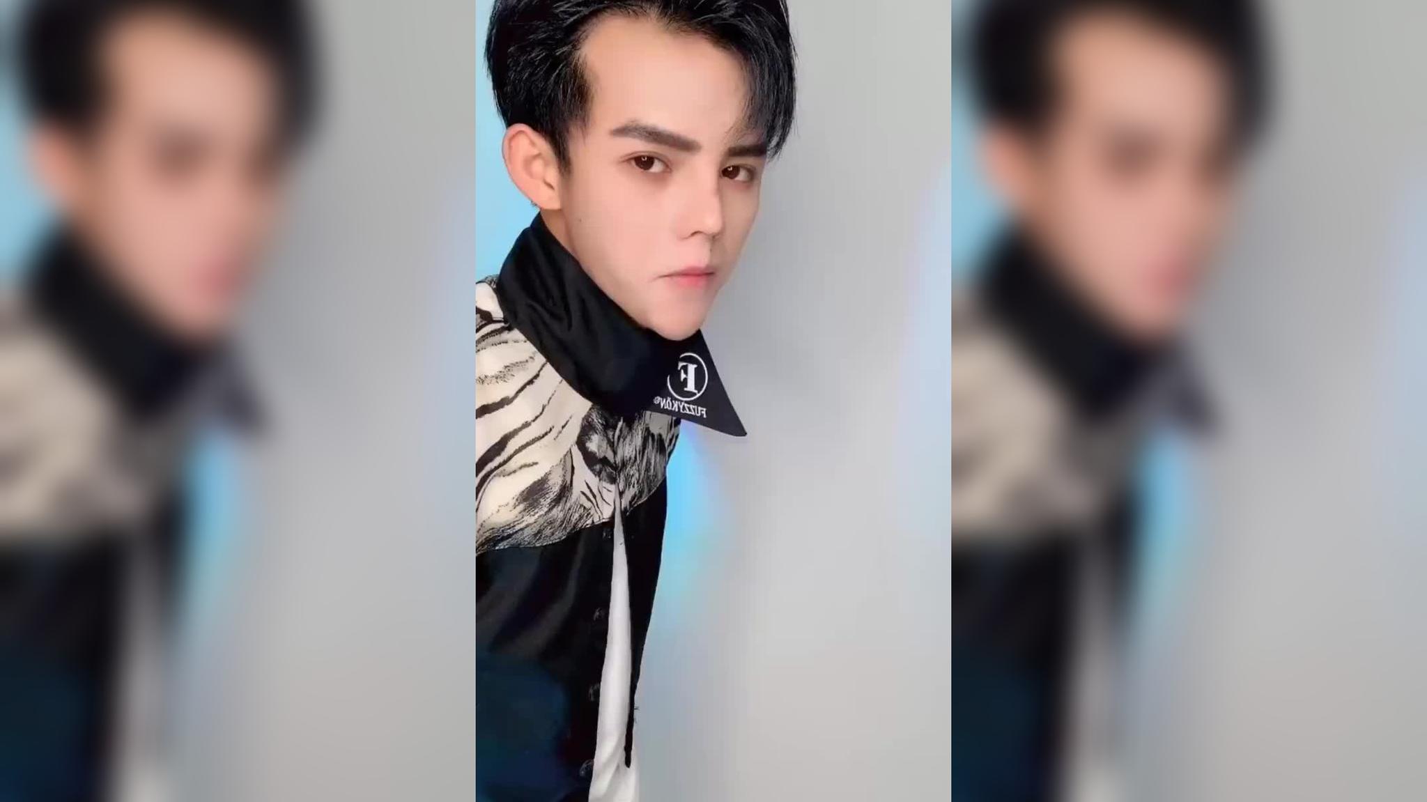 网红殷世航和何婧婧 模仿超火的波妞和宗介,画面简直超可爱!