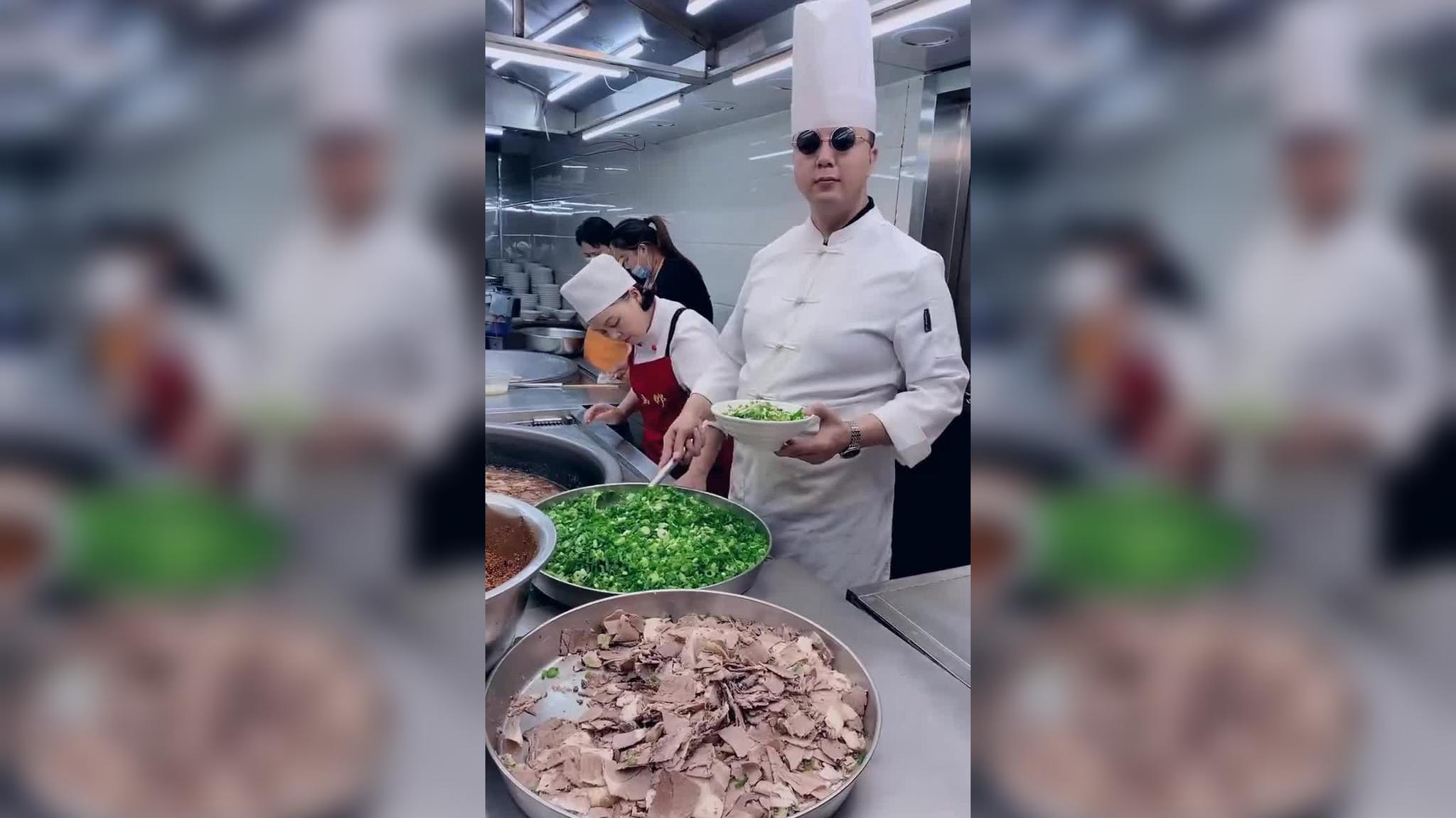 客人嫌菜太咸厨师太嚣张结果裁了大跟头