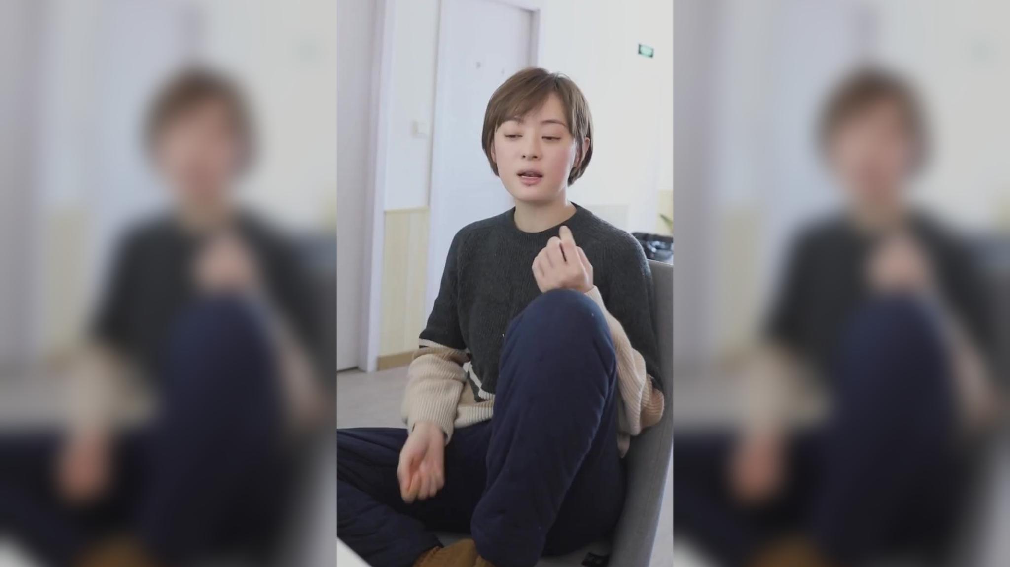 视频:好甜!孙俪印花红棉袄接地气 与邓超手牵手