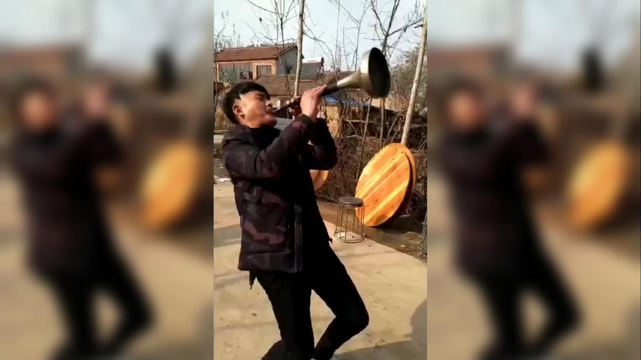 农村白事上,小伙吹唢呐独奏,吹的真是太精彩了都来听听!