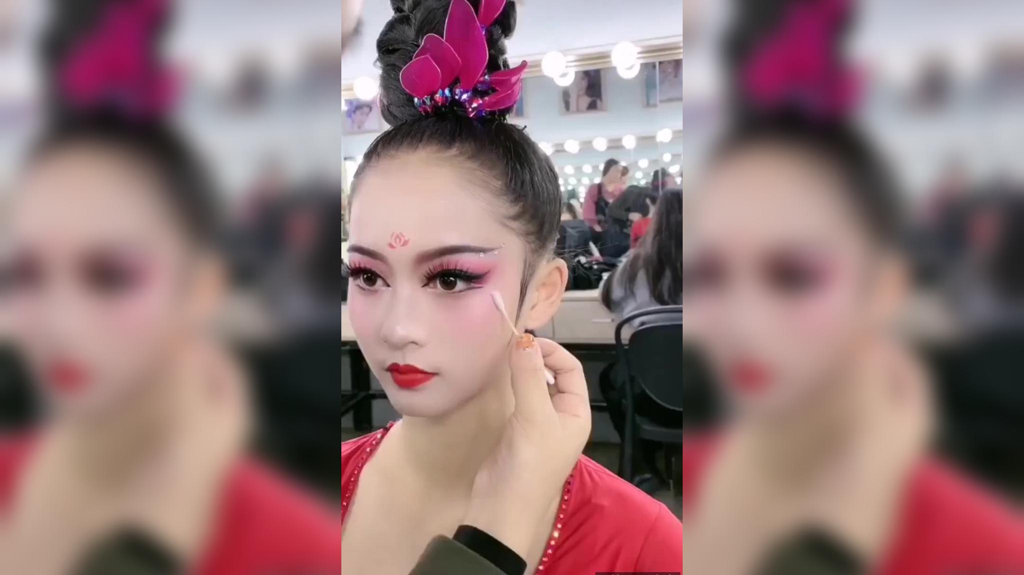 新年牛气哄哄妆容