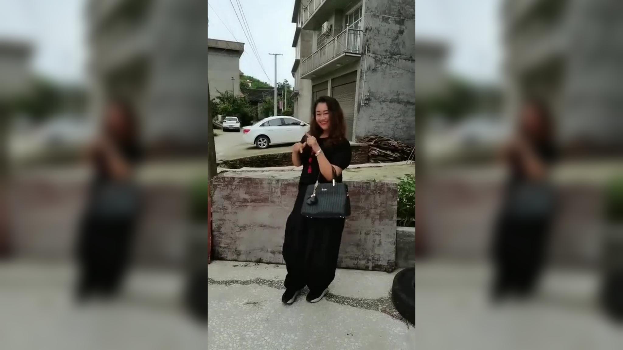 很多儿媳妇都是外人,从自己家走出来,来到别人家干活!