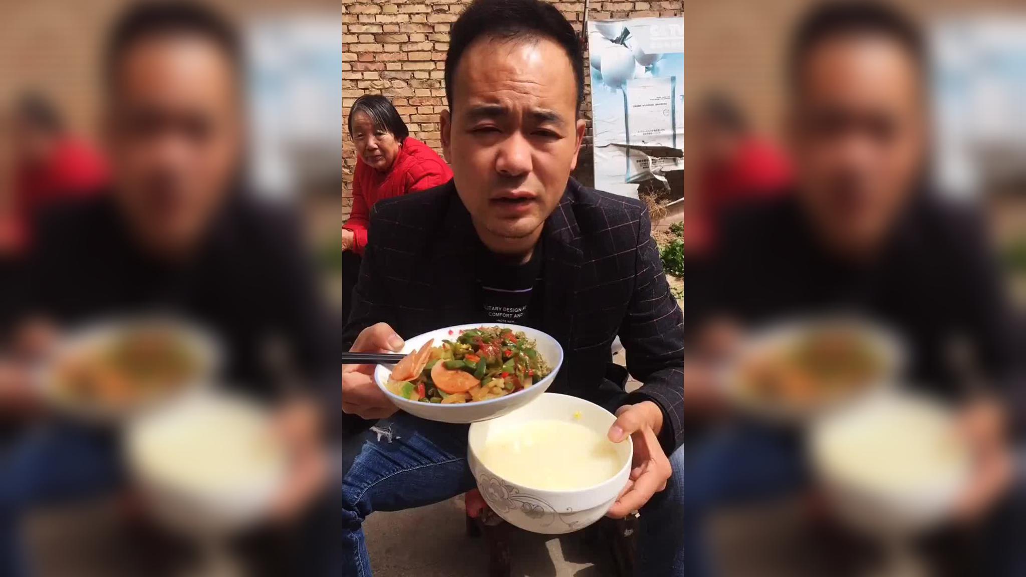 阿sir叫男子在前面打牌拖住人,自己跑后面去挖厕所,看见了阿辉