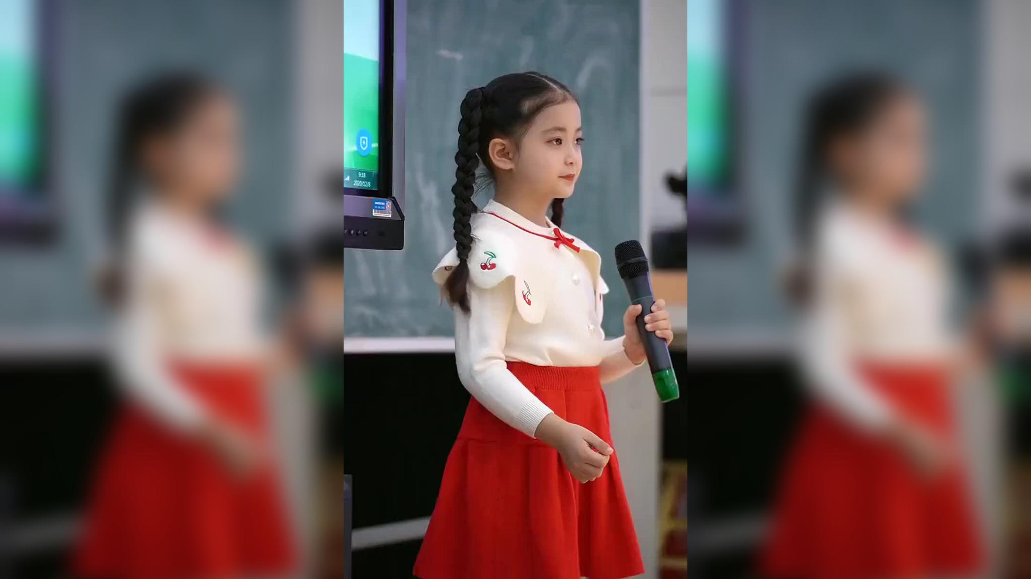 2021春晚何炅暖心演唱《听我说谢谢你》!