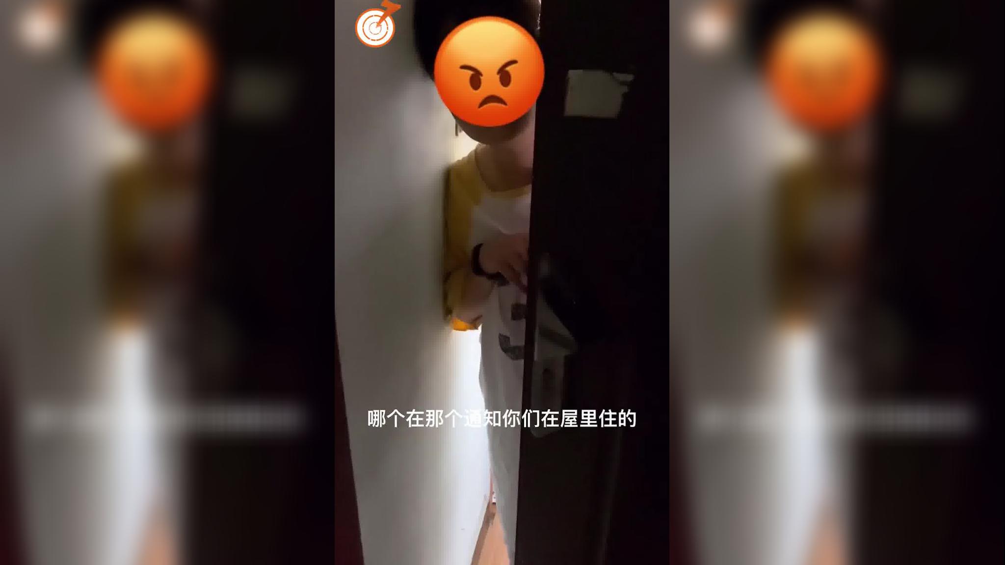 女子在农贸市场内遭老太吹"迷烟" 顿感昏沉紧张全程被拍下