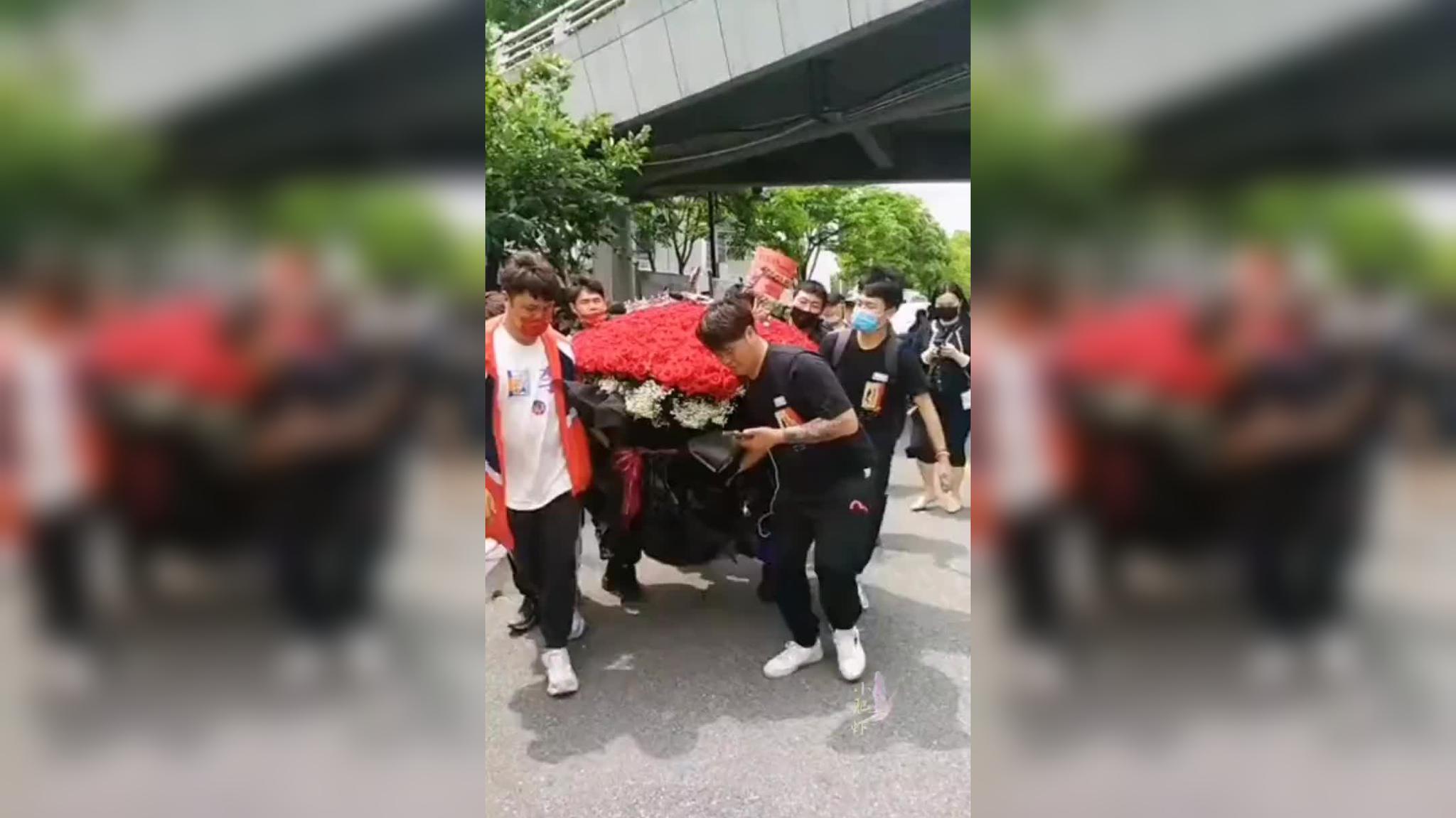 视频:肖战话剧首演黄景瑜钟楚曦送花篮 合作拍戏感情好_手机新浪网