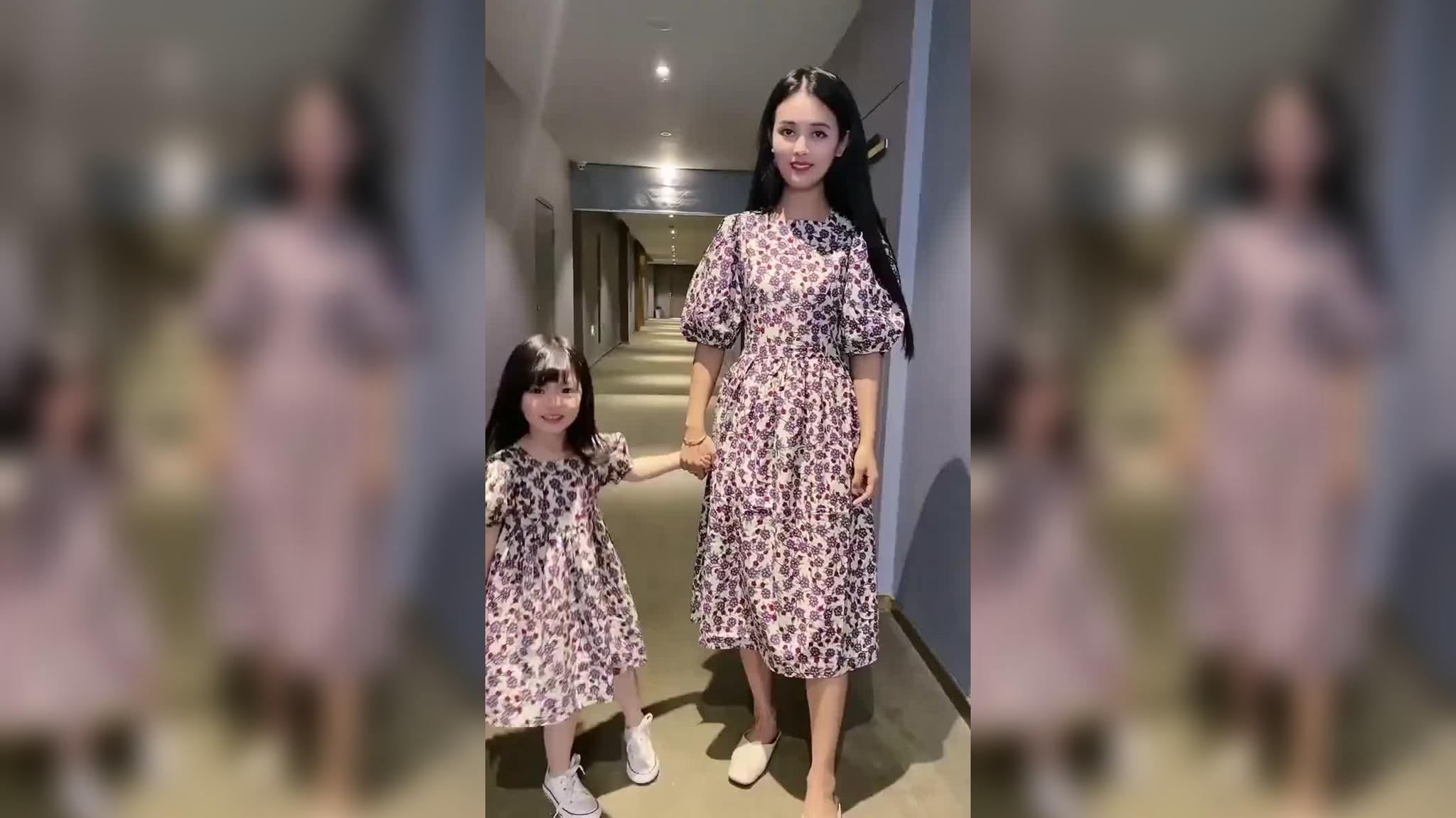 白冰罕与女儿同框,母女戴墨镜穿亲子装长相似复制粘贴