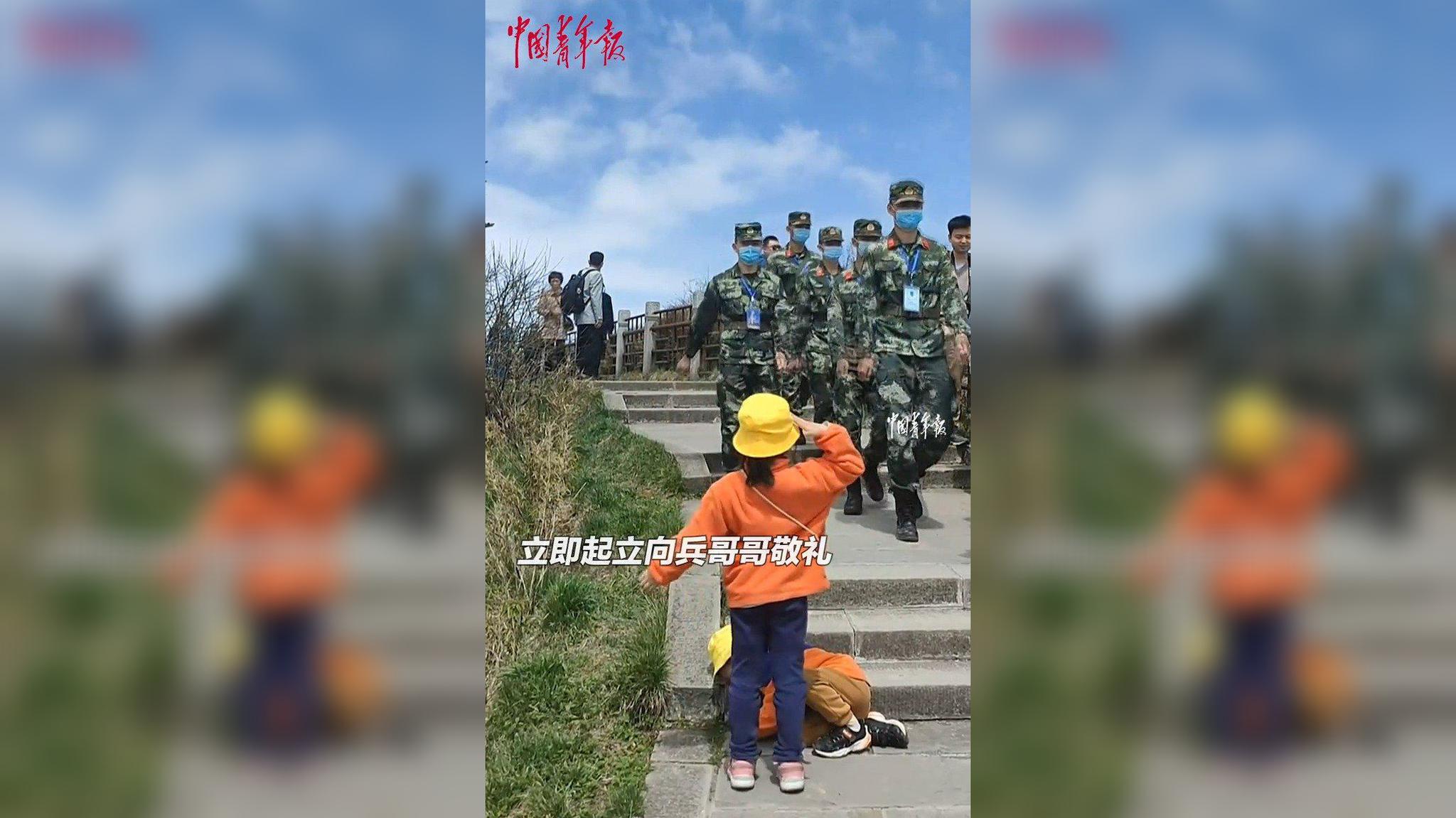 北京大兴机场一小男孩给武警叔叔敬礼