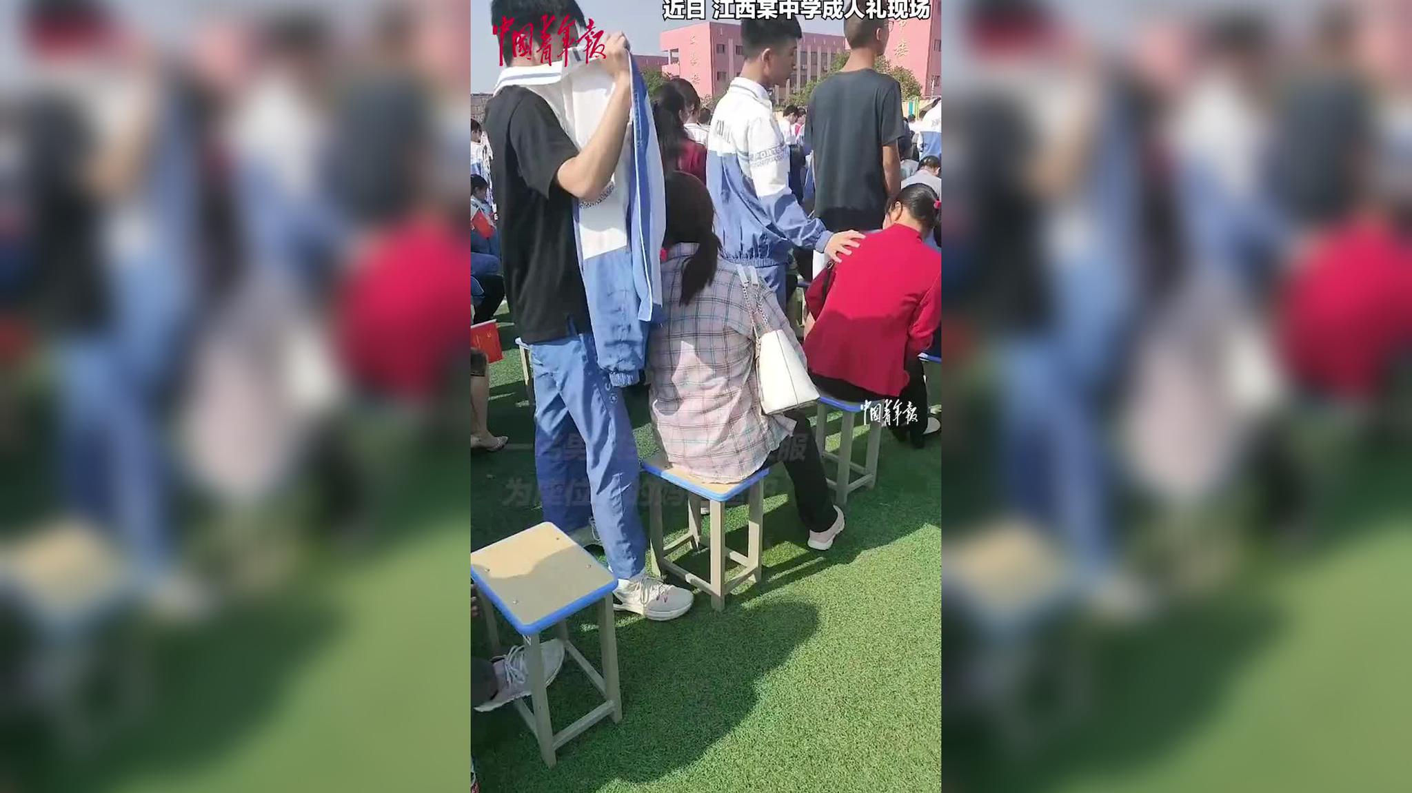 二年级男生蹲下给女同学系鞋带,网友:小时候纯真简单