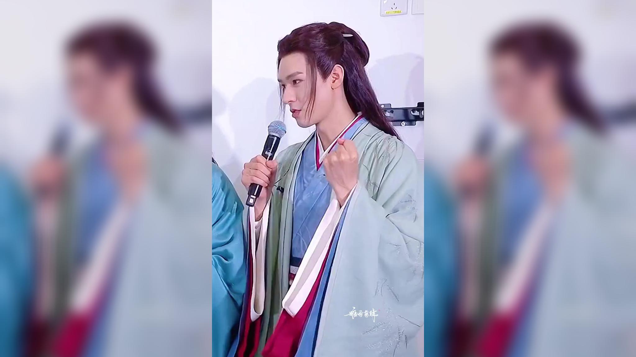 张哲瀚龚俊合唱《天问》现场