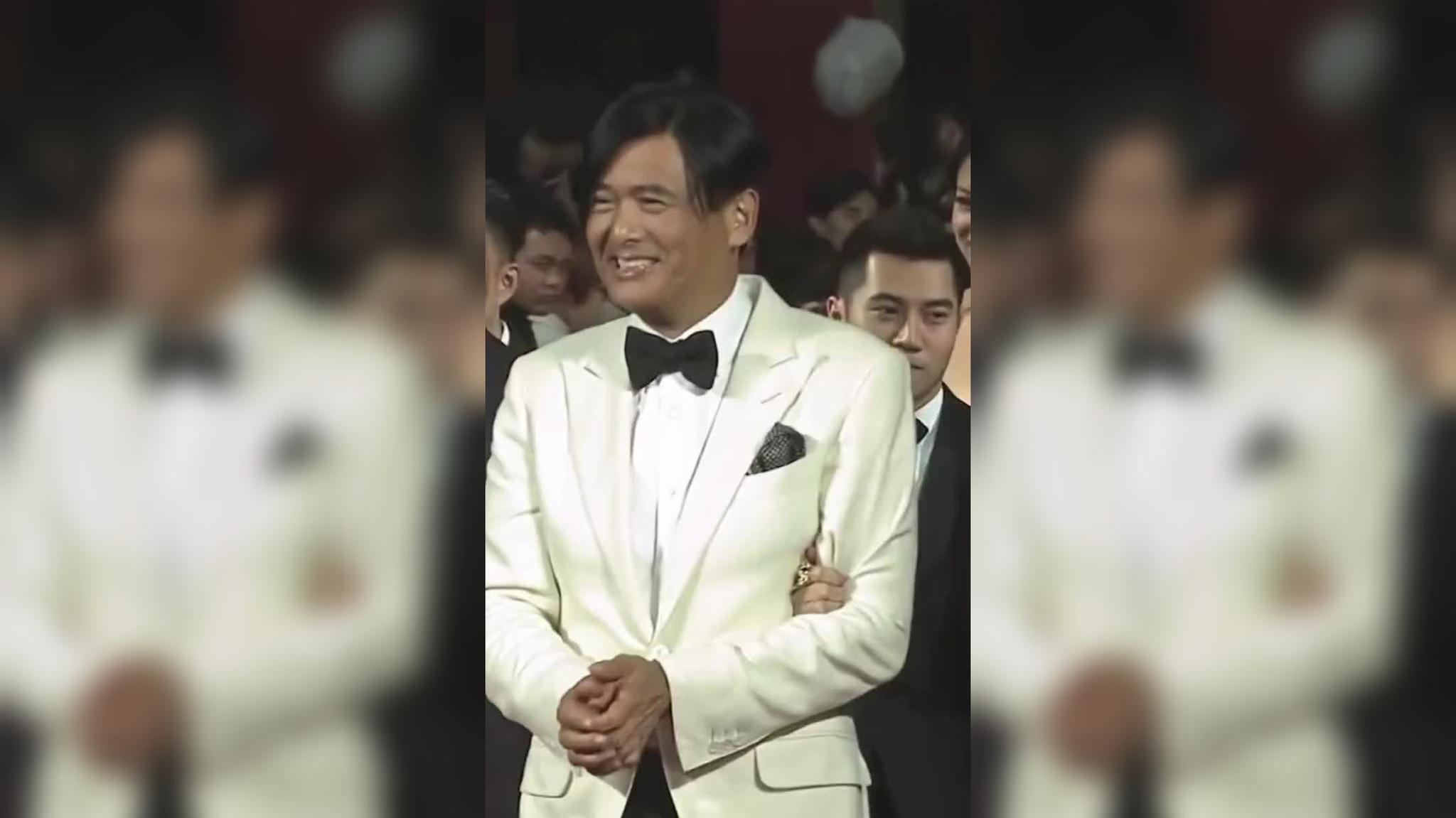 知道发哥的飞牌技术厉害,来看看许冠杰的,不得不说也是个高手啊