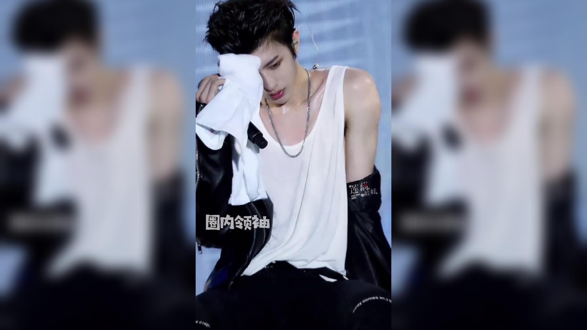 蔡徐坤猛男上线!这手臂肌肉线条男友力爆棚啊～坤坤太绝了吧