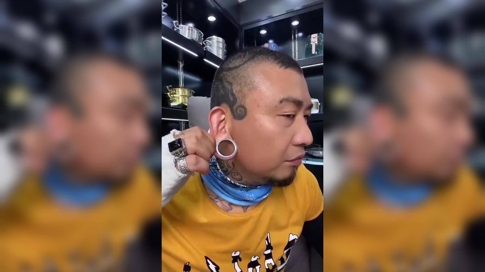 左其铂机场被辱骂,佩戴耳饰被说不男不女,为护粉丝回怼路人