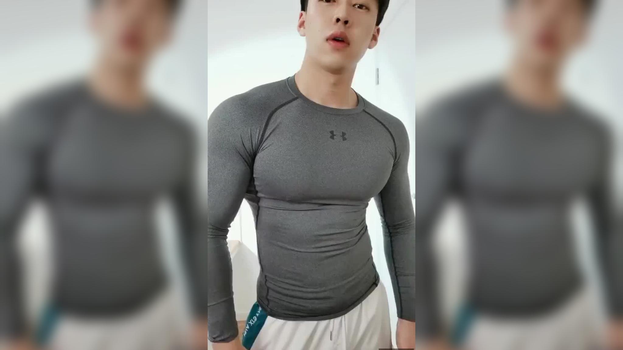 老熊爆腹肌照撩妹反被撩?这还得了?