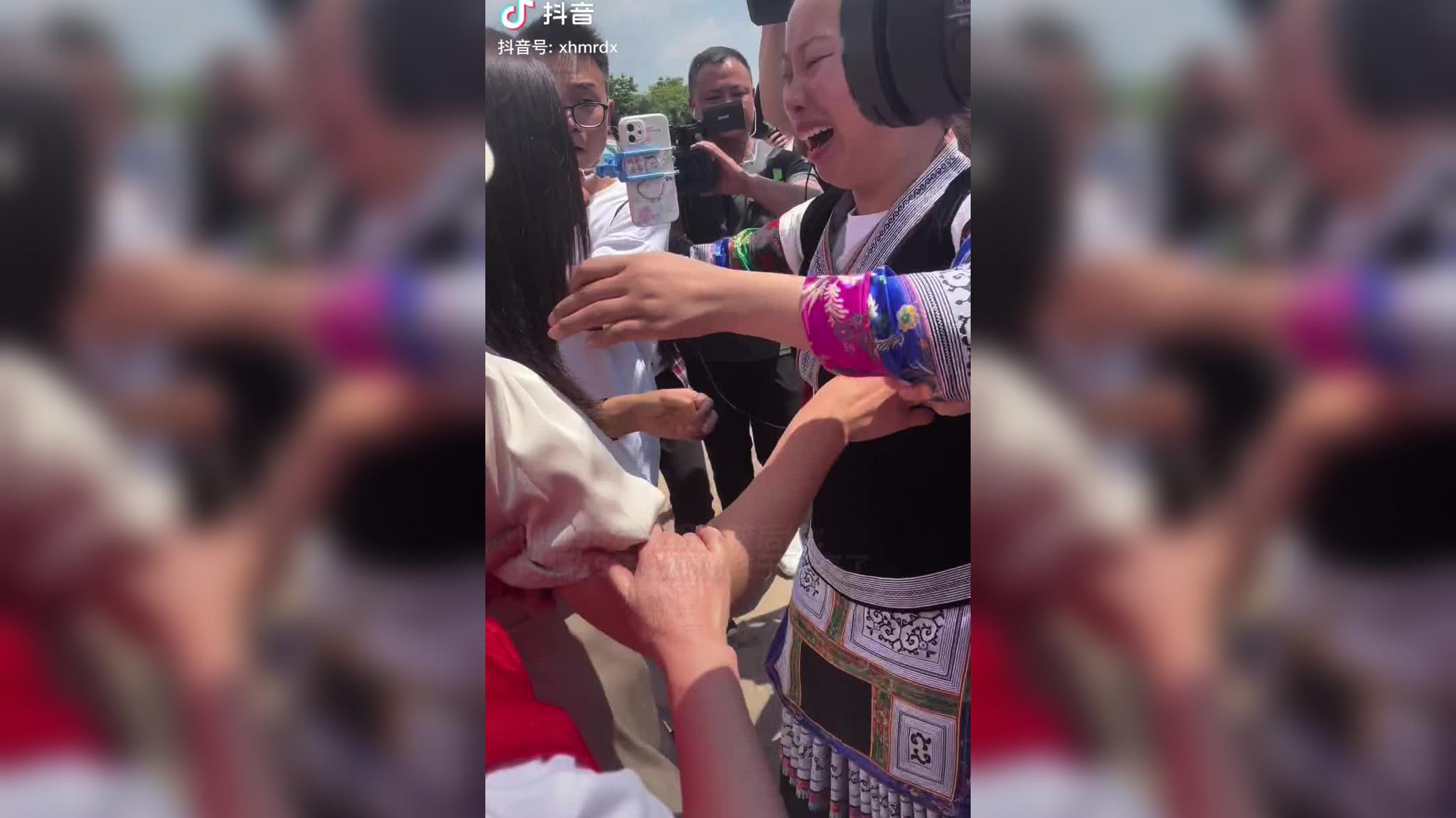 英雄回家!邯郸群众雨中迎接洱海牺牲烈士李凯涛,孙中杰返乡