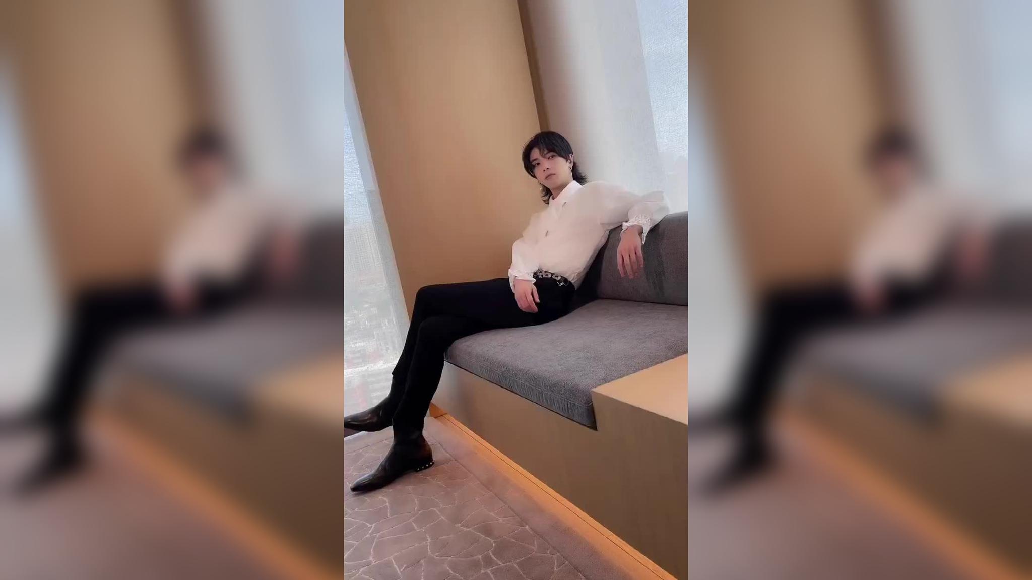 华晨宇拍摄花絮 眼睛太好看了大长腿绝绝子