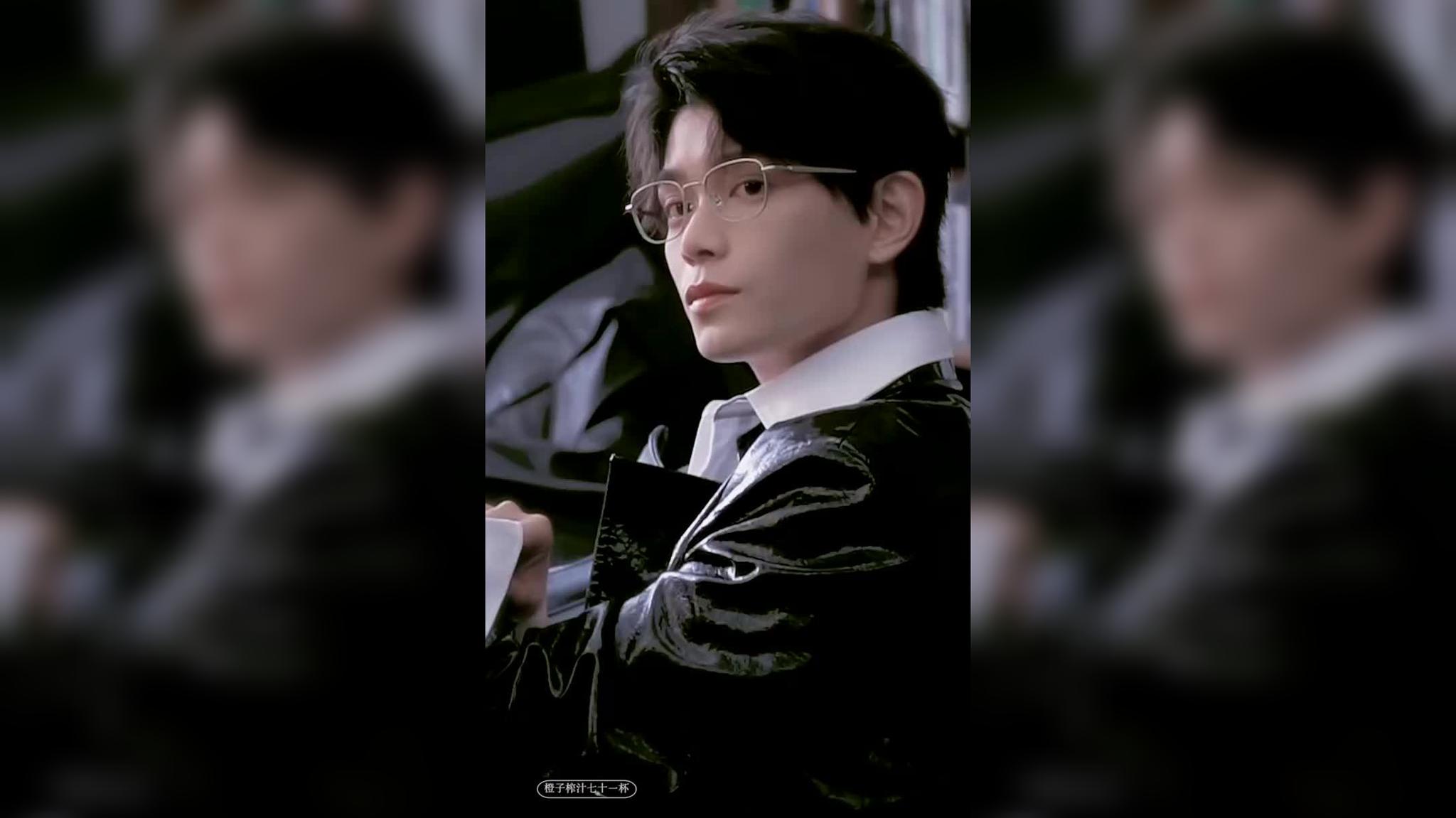 《醉清风》月色正朦胧,与清风把酒相送