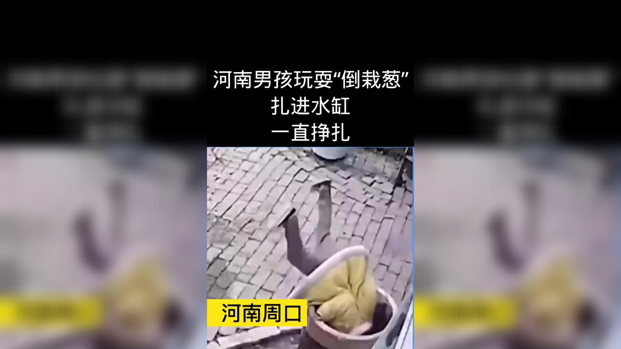 男孩踢球一脚精准射门把鞋踢到了舅舅碗里