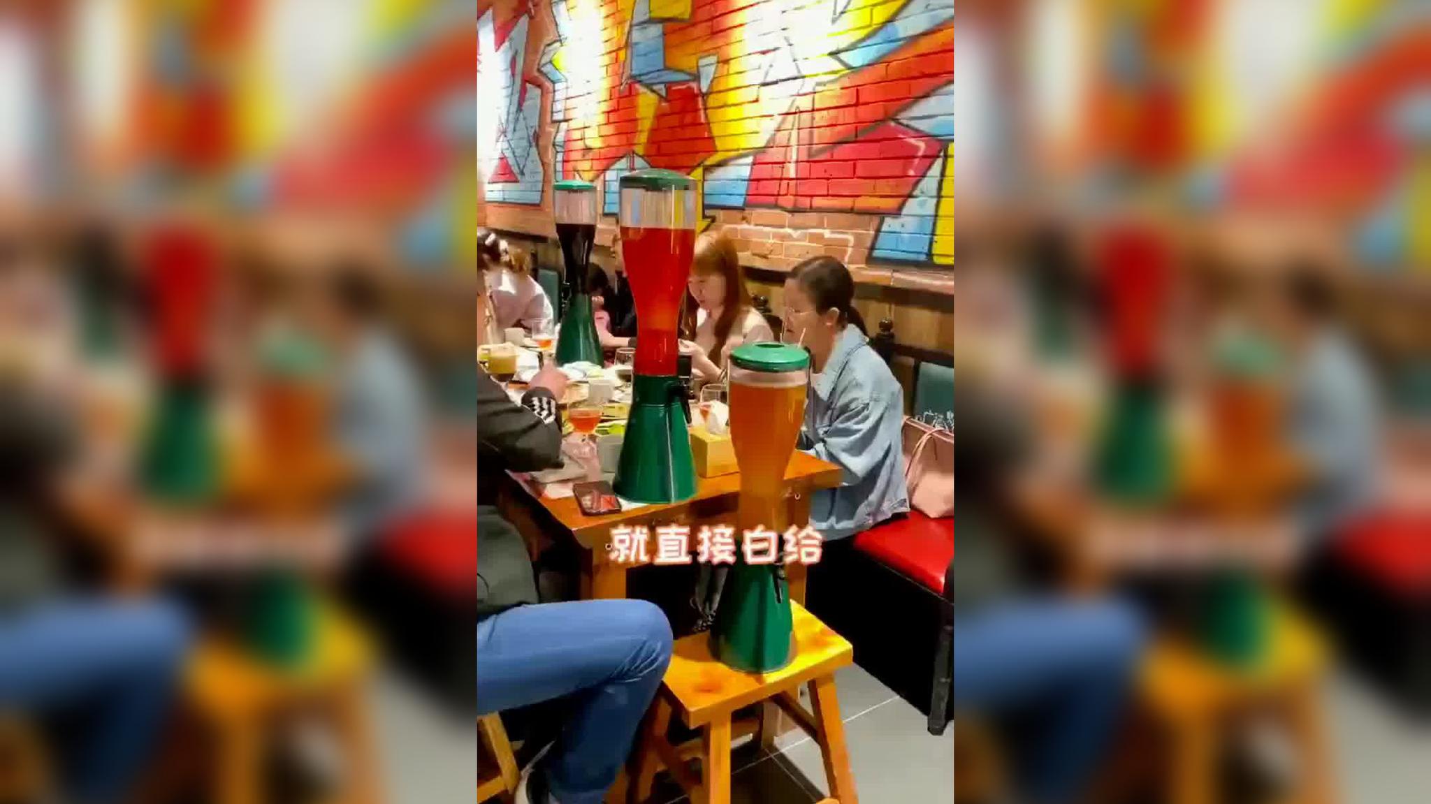 深夜福利 高加索大叔又来了 这次是烤一大块肉 好想吃 馋哭我了