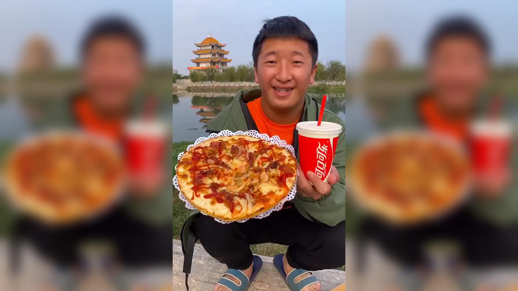 吃披萨就是开心 农村成杰