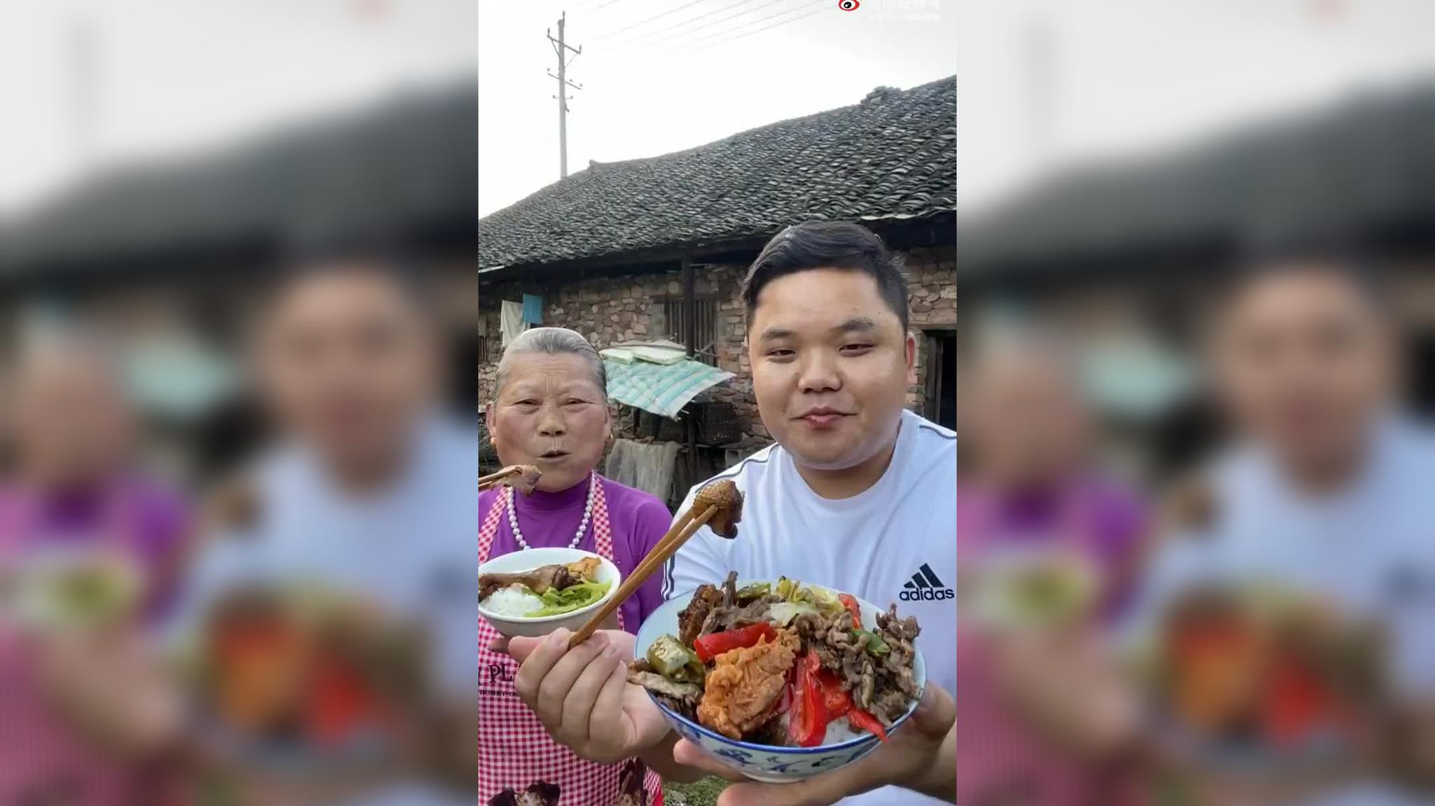 小邓进山养鱼,抓了一只5斤重的鸭子做乡村啤酒鸭,吃的真过瘾