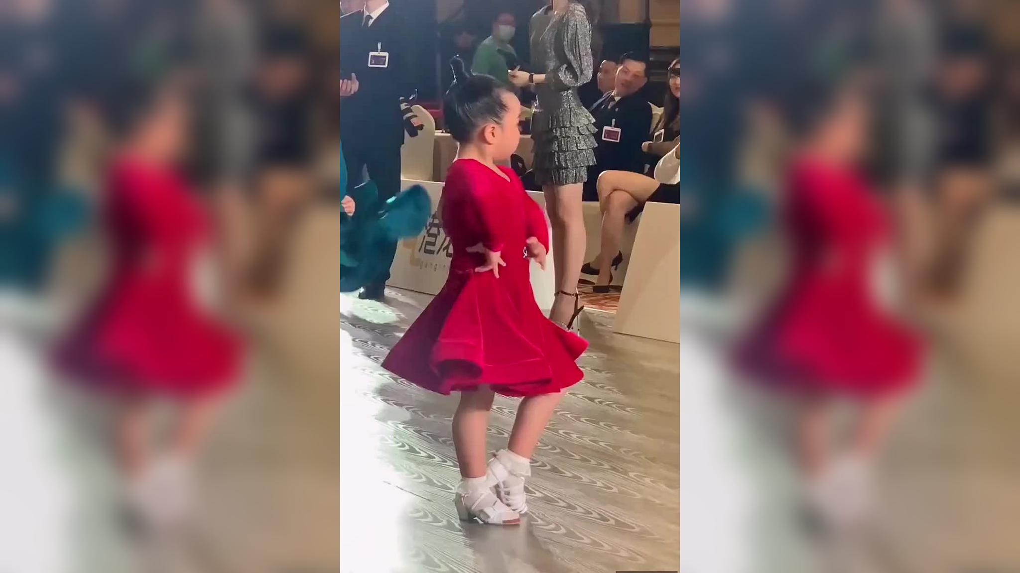 矮胖女生的逆袭:辣目洋子跳拉丁舞,惊艳德云社众人,太有才艺了