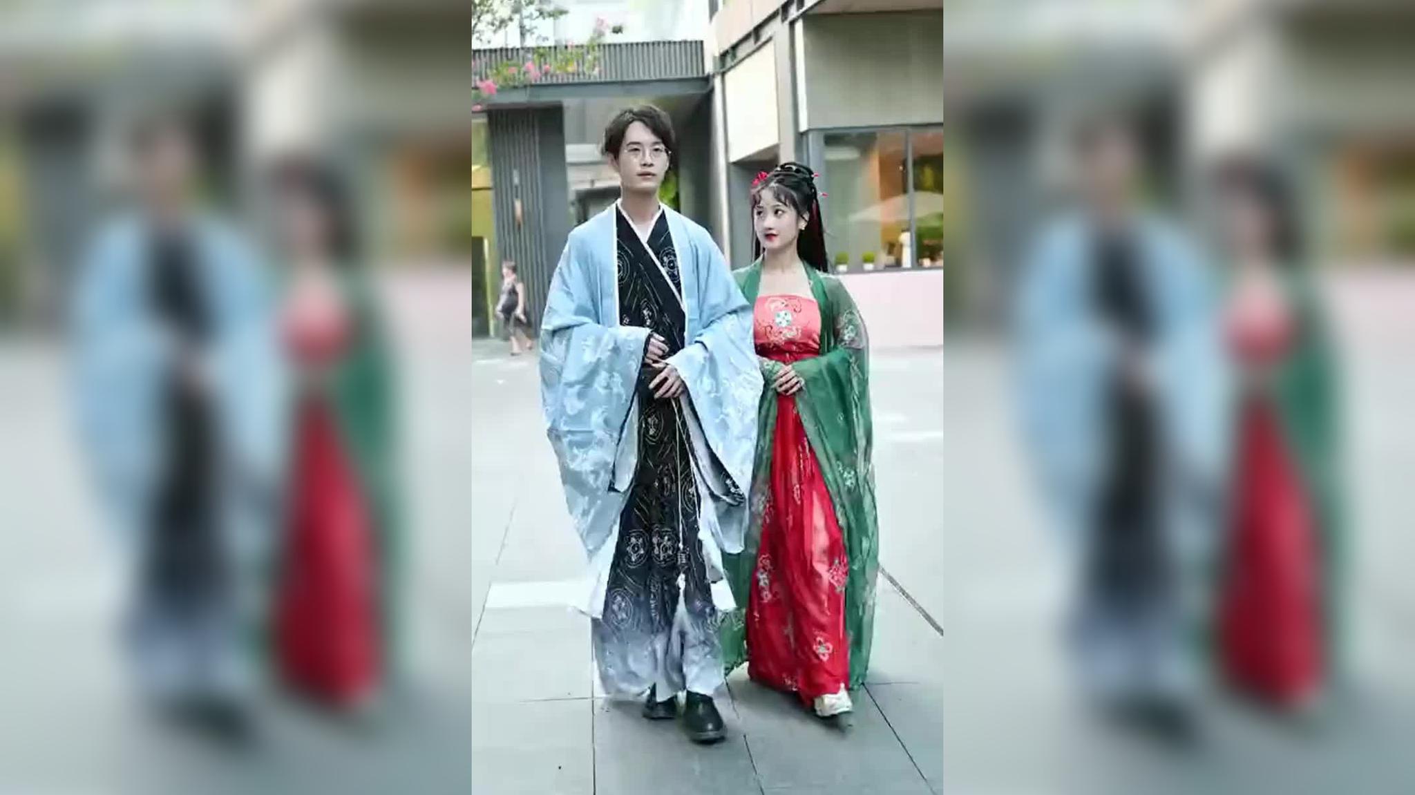 姑娘穿越到古代,用现代人的方式上茅房,搞笑