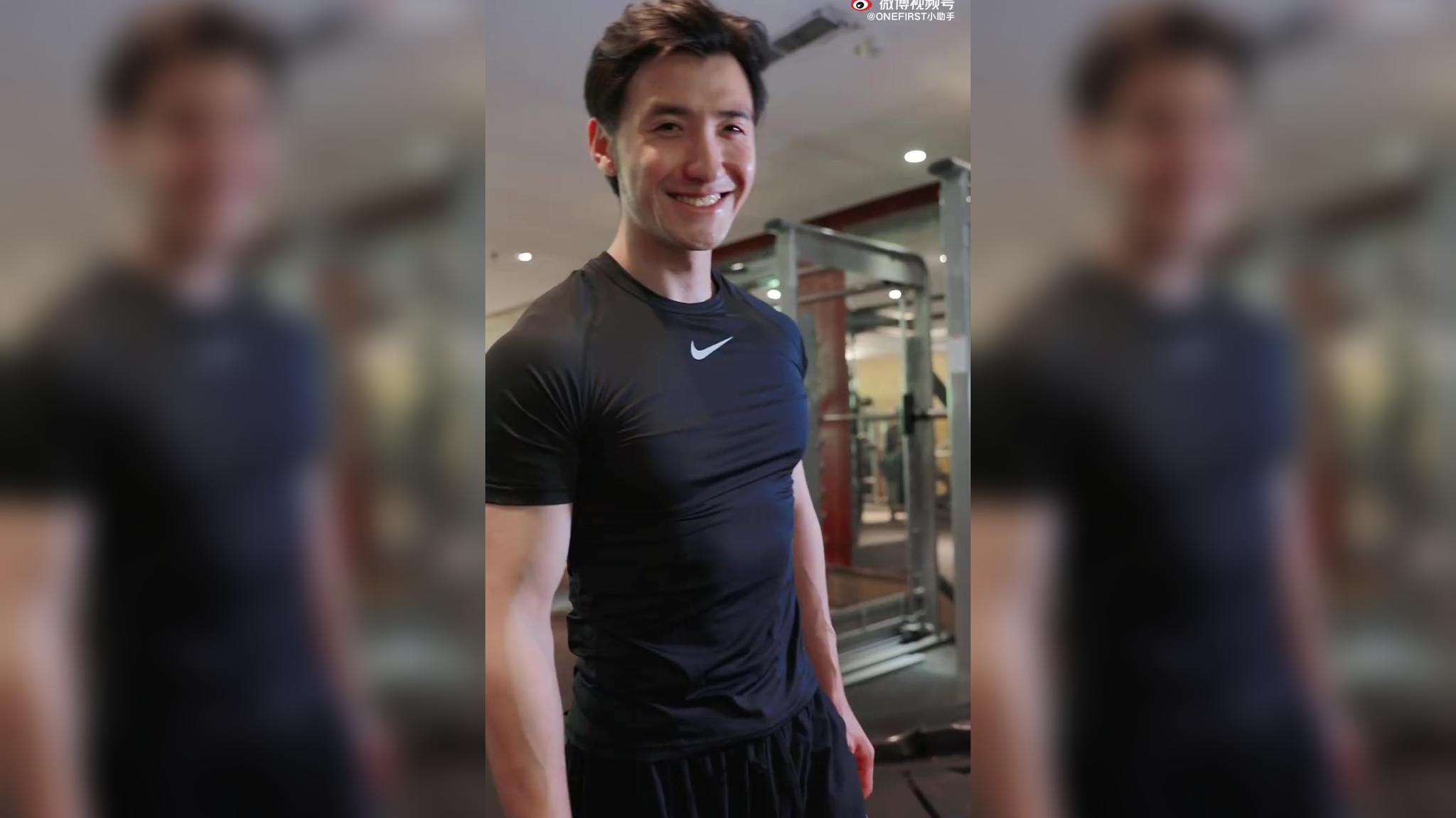 听说叉着腰的人,看起来会比较硬气点