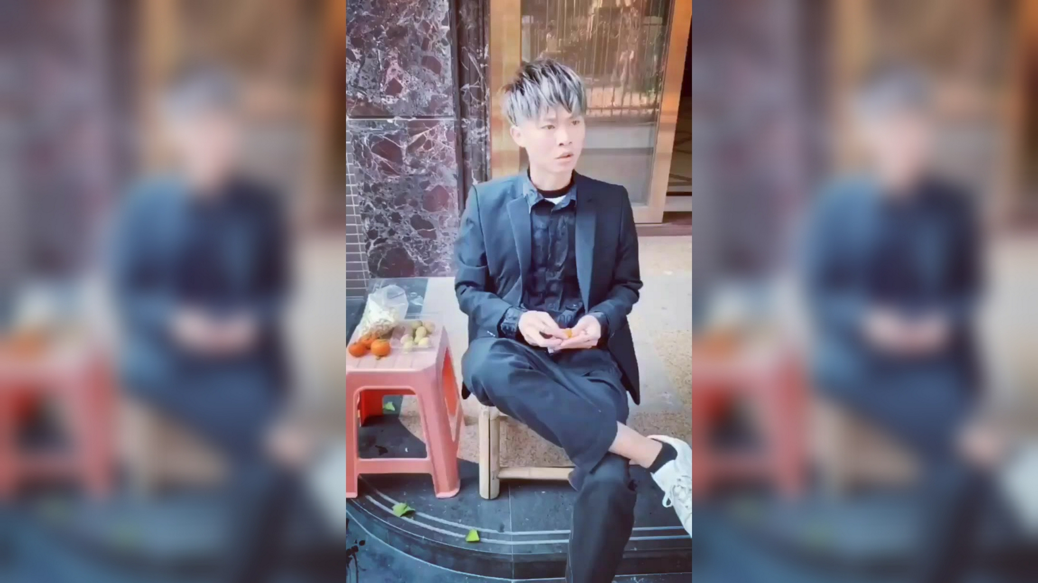广西老表和许华升相约去参加同学聚会,不料里面全是女同学