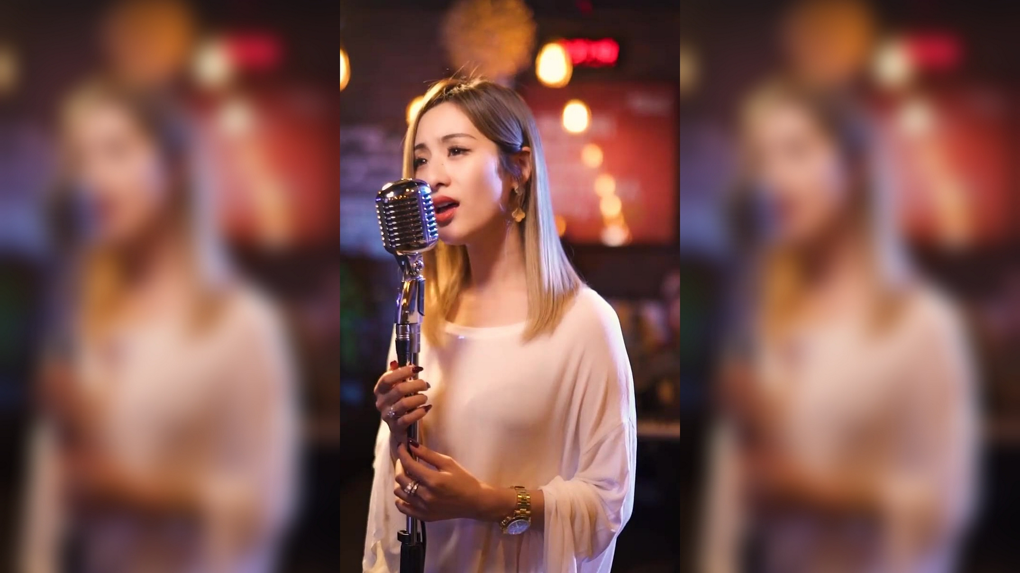 小姐姐街头演唱《舍不得》,开口跪的嗓音,感动在场无数观众