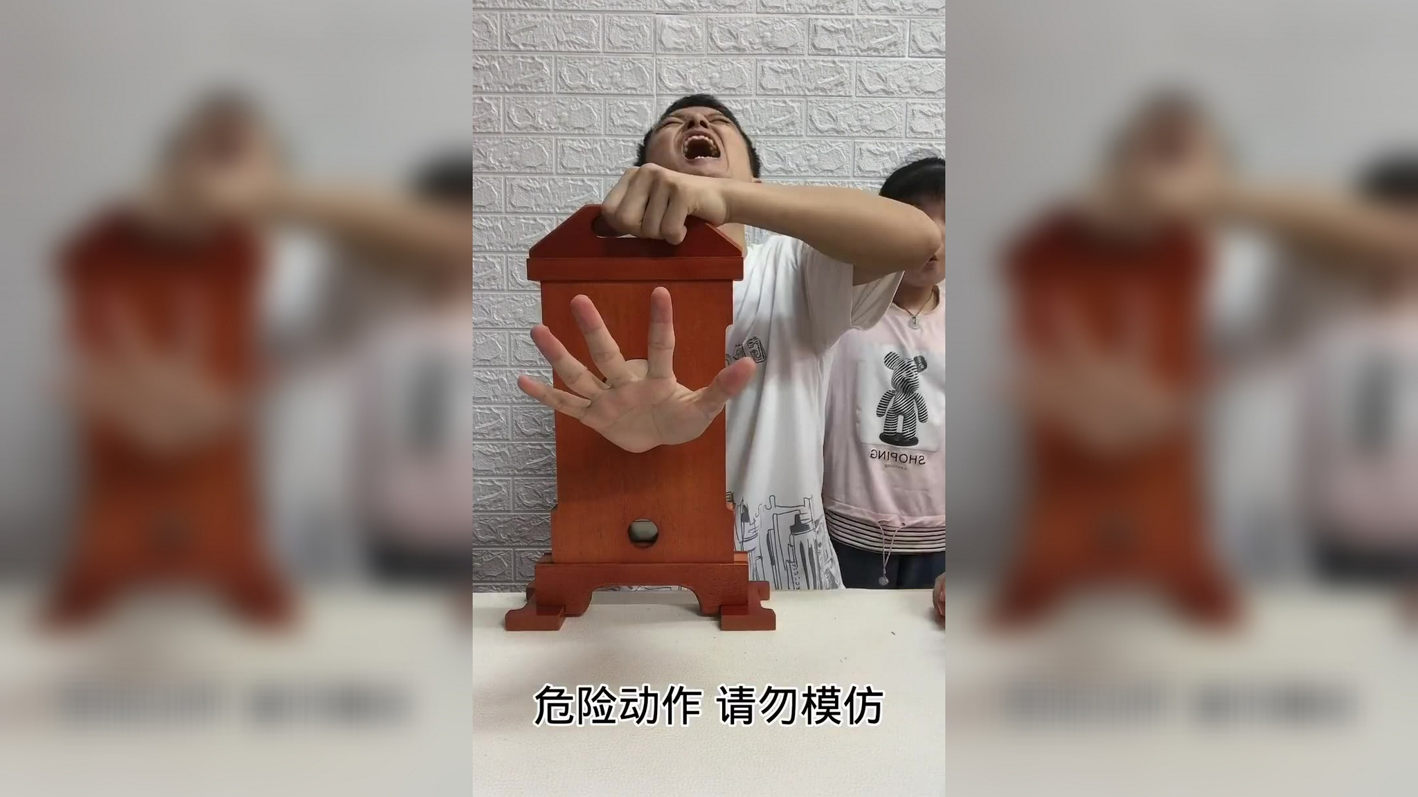 飞针穿透玻璃扎爆气球,看手臂的爆发力有多强!武当硬气功真厉害