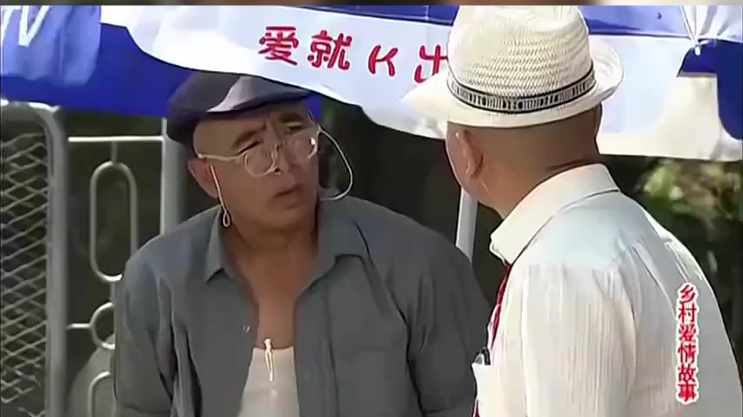 刘能暴揍谢广坤,广坤媳妇不干了,狂拍刘能脑袋,贼逗