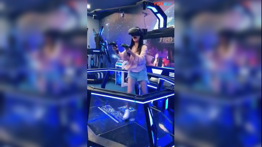 美女玩vr体验游戏,这个小姐姐打怪兽太淡定了