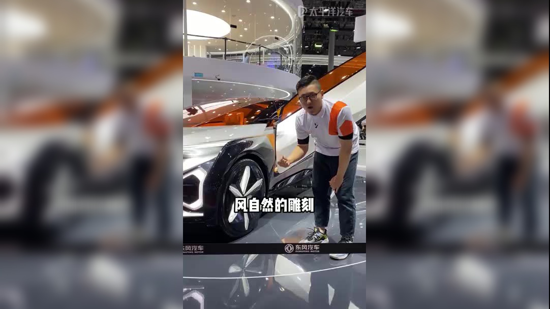 价值300多万保时捷撞上3000多万帕加尼风神,车主跪地哭了!